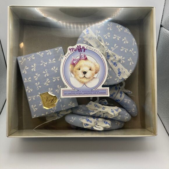 1991 The Muffy Collection Closet Accessories Bear Hat Box 4 Hangers Shoe Chest - Picture 1 of 7